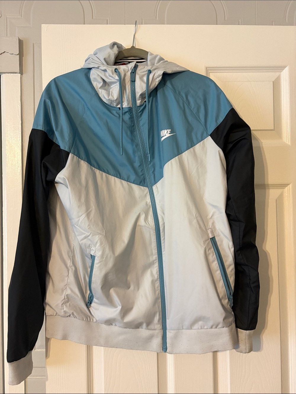 Nike Light Blue, White & Black Colorblock Hooded Jacket. Very good condition